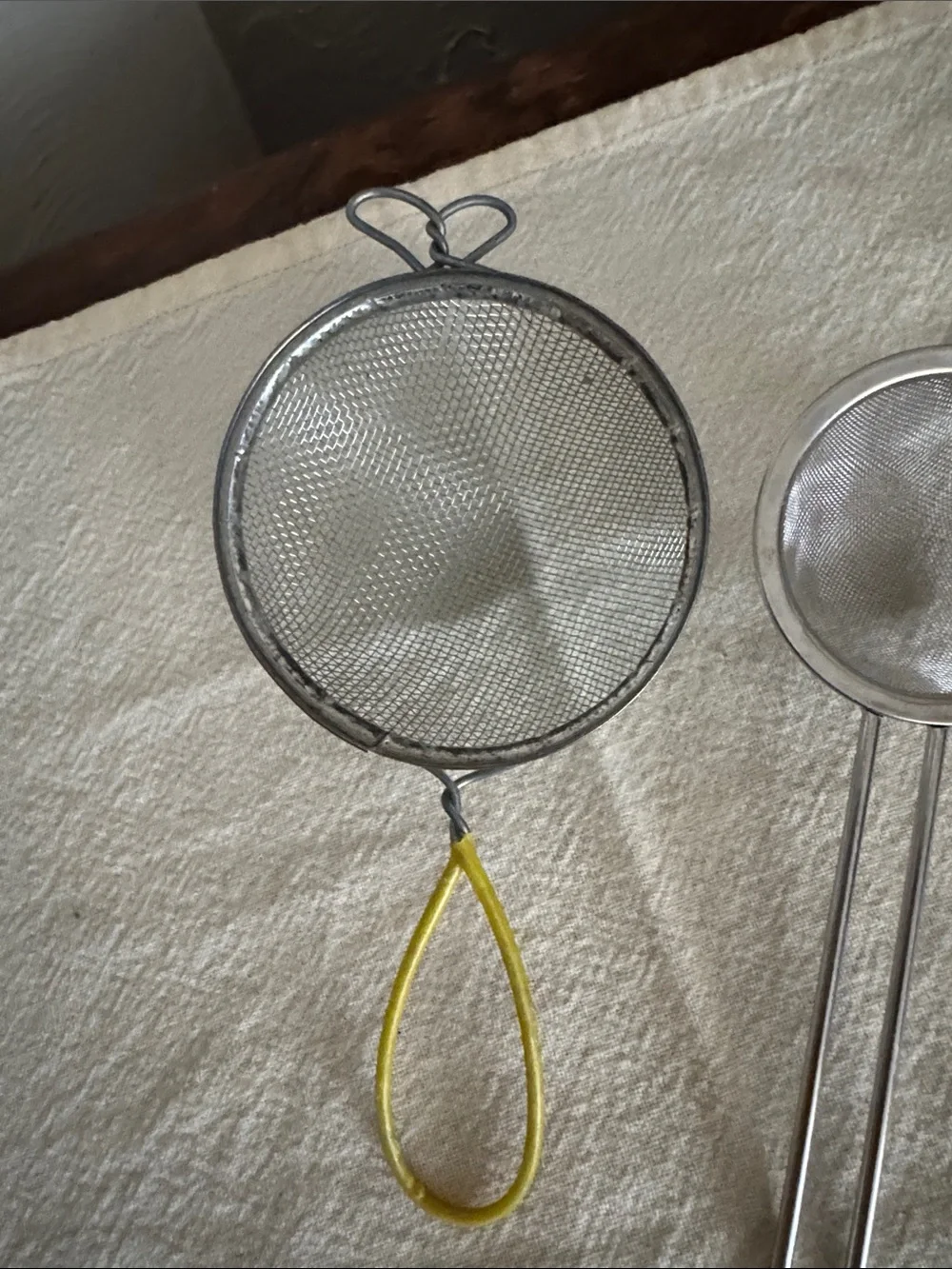 Set of 2 Mesh Strainers with Long Handles - Silver and Yellow